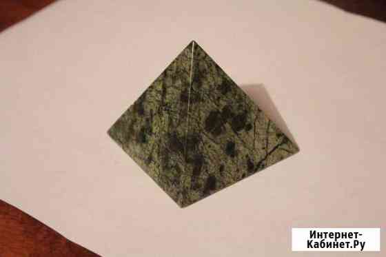Пирамидка из змеевика, есть небольшой дефект Новосибирск