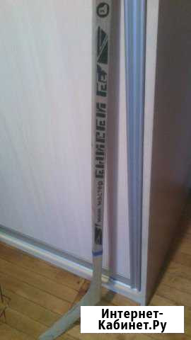 Детская хоккейная клюшка и две шайбы Барнаул - изображение 1