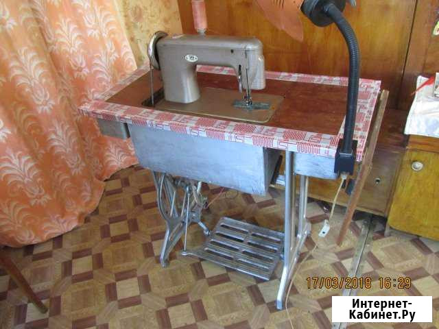 Швейная машинка с ножным приводом и фигурным подст Западная Двина - изображение 1