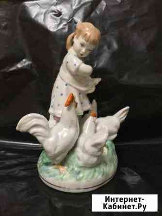 Фарфоровая статуэтка «Девочка, кормящая птиц» 1958 Воронеж
