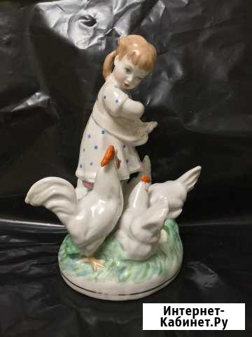 Фарфоровая статуэтка «Девочка, кормящая птиц» 1958 Воронеж - изображение 1