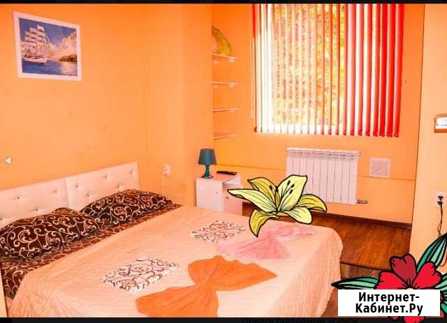 Комната 25 м² в 8-ком. кв., 1/5 эт. в аренду посуточно в Феодосии Феодосия - изображение 1