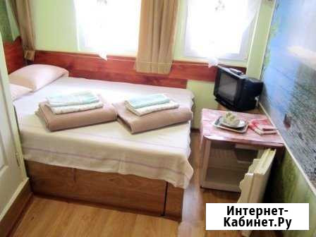 Комната 10 м² в 1-ком. кв., 2/2 эт. в аренду посуточно в Алуште Алушта - изображение 1