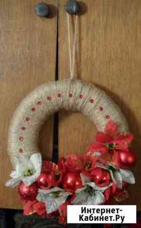 Яркий новогодний венок Новосибирск