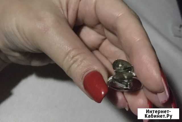 Серебряное кольцо женское с зелеными камнями Сочи - изображение 1