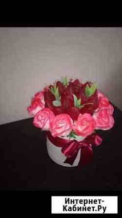 Стильный букет из клубники и роз Брянск