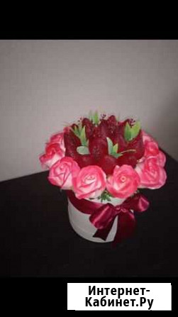 Стильный букет из клубники и роз Брянск - изображение 1