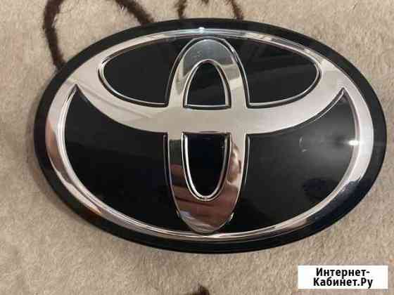 Эмблема решетки радиатора Camry 70 Москва