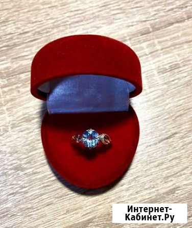 Золотое кольцо с голубым топазом и фианитами (разм Маркова - изображение 1