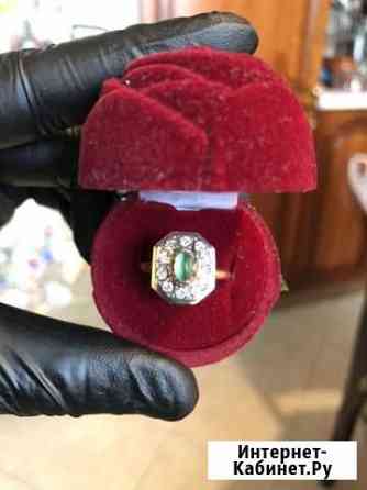 Золотое кольцо с бриллиантами и изумрудом Москва