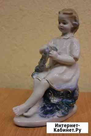 Девочка, плетущая венок. Гжель. Девочка с венком Пенза