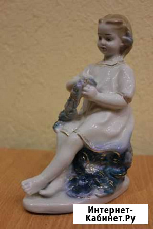 Девочка, плетущая венок. Гжель. Девочка с венком Пенза - изображение 1