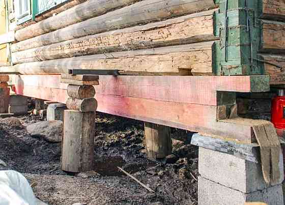 Ремонт старых домов поднятие дома Луга